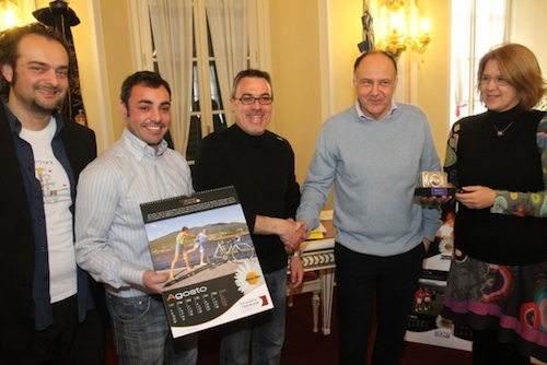 Roberto Genuardi riceve il premio per la miglior foto del calendario 2010