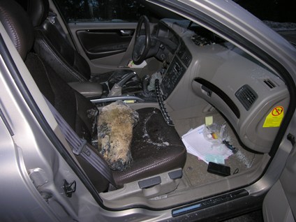 sasso sfonda parabrezza auto grigioni svizzera