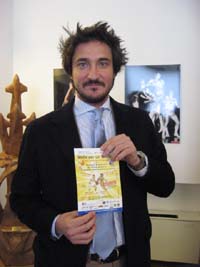 Gianmarco Pozzecco con la locandina della partita delle Stelle