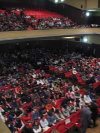 La sala dell'ex cinema Vela durante l'assemblea