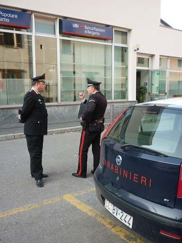 Il capitano Paolo Degrassi sul luogo della rapina a Uboldo