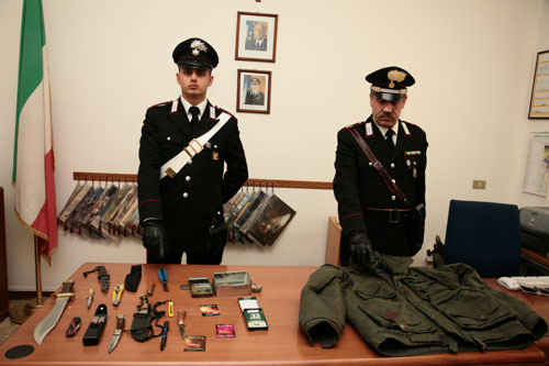 I carabinieri di Clivio con l'arsenale sequestrato