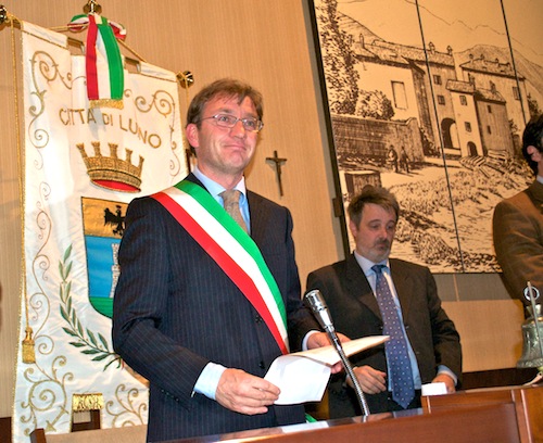 Il sindaco Andrea Pellicini giura sulla costituzione durante il primo consiglio comunale
