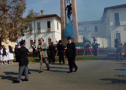 fumogeno disturba il 25 aprile di Busto Arsizio