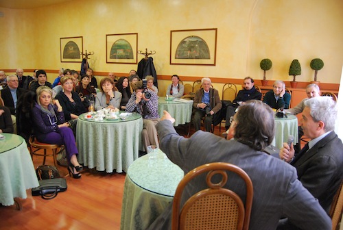 Antonio Padellaro e Mauro Della Porta Raffo davanti al pubblico dello Zamberletti