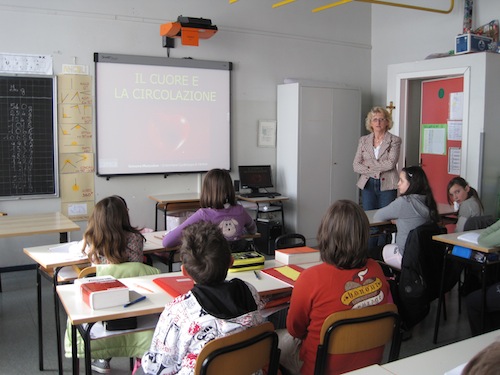 la lavagna interattiva alla scuola elementare di Sant'Alessandro, frazione di Castronno