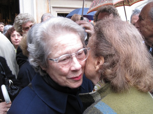 Giulia MOzzoni Crespi abbraccia Giovanna Panza