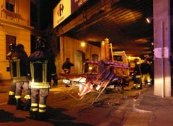 Camion urta contro il ponte della ferrovia, perde il carico e se ne va