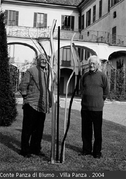 Il Conte Panza con Vittore Frattini nella villa a Biumo