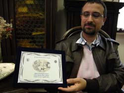 Il professor Iodice con la targa vinta da Karim al concorso di greco