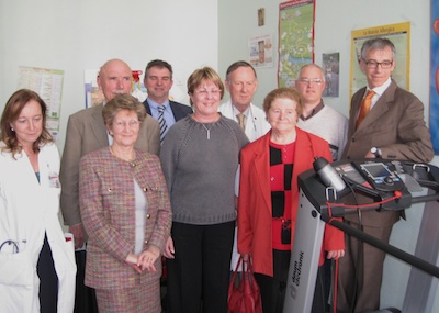 Gli organizzatori della festa di Bizzozzero con il professor Nespoli e il direttore generale dell'ospedale Bergamaschi