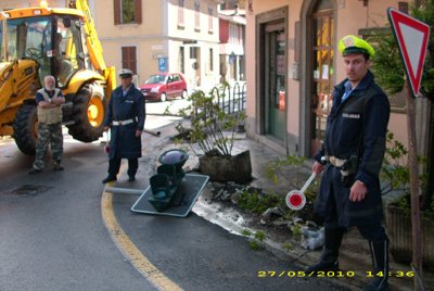 Si schianta contro le fioriere del centro e scappa