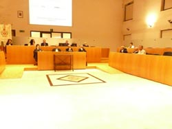 Banchi dell'opposizione vuoti in consiglio comunale