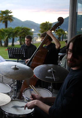 Erra Trio ha aperto la stagione di concerti jazz al molo di Ranco (Varese)