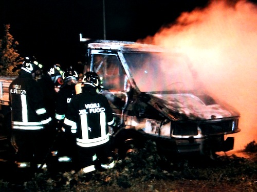 Autocarro in fiamme a Brenta