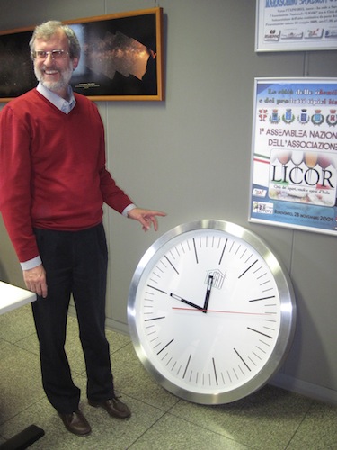 Luciano Porro con l'orologio riparato