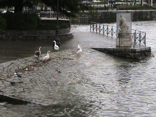 Maltempo: il lago sta per esondare a laveno mombello