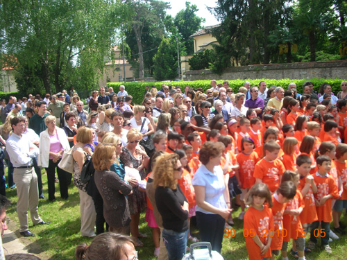 Un momento della festa per l'inaugurazione dei nuovi spazi della scuola