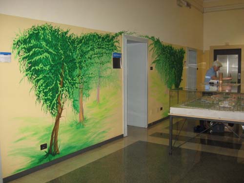 Il grande affresco che sta finendo di realizzare al primo piano dell'Asl di Varese