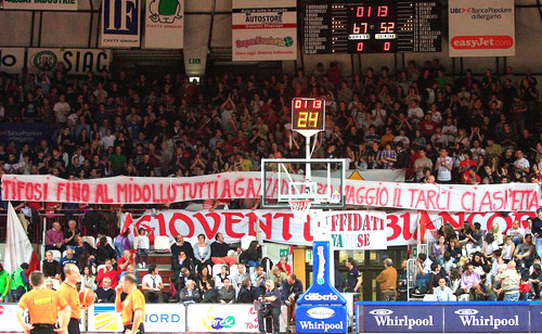 striscione admo leucemia cestisti fino al midollo