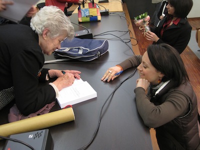 La vedova Rodari firma il libro di Macchione