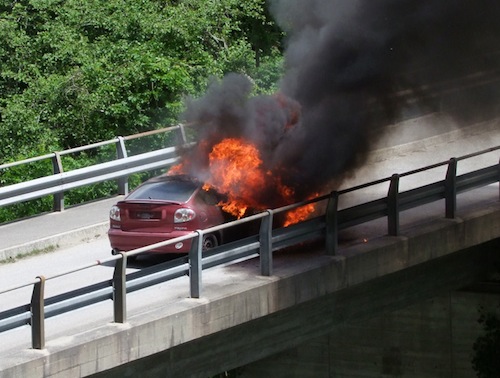 auto in fiamme canton grigioni