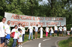 La protesta sulle rive del lago a Biandronno