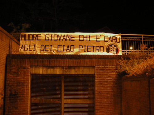 Casapound,  striscione per Taricone a Varese
