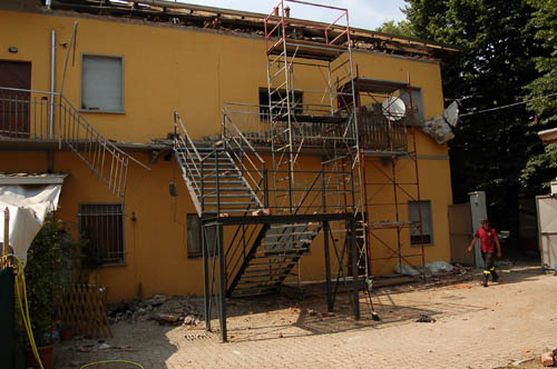 crolla tetto di casa in ristrutturazione, paura tra gli inquilini
