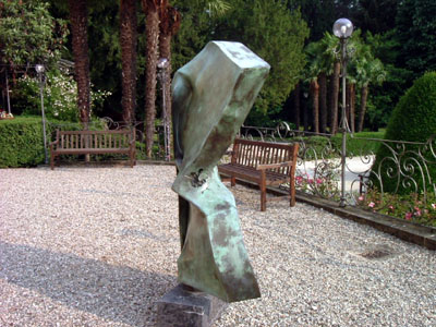 Una scultura di pomodoro ospite dei giardini di Villa Recalcati