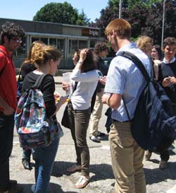 Gli studenti si rilassano dopo l'ultima fatica scritta