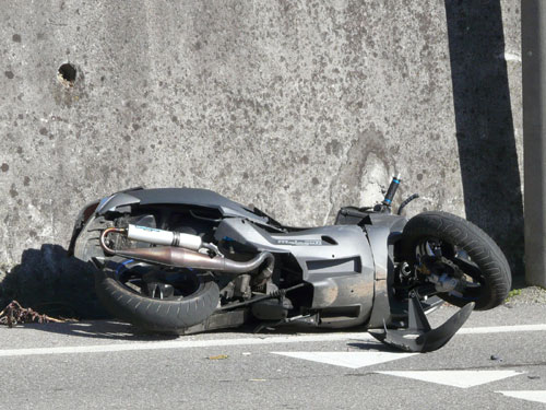 Auto per la consegna delle pizze provoca incidente e fugge