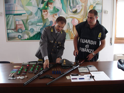 Armi e timbri falsi sequestrati dalla Guardia di Finanza di Varese