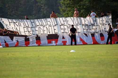 raduno a milanello contestato berlsuconi