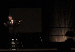 Giovanni Vergna ospite della rassegna di cabaret ai Giradini estensi di Varese