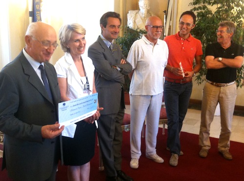 La consegna dell'assegno