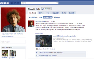 L'abbraccio a Niccolò Fabi da fan di Facebook