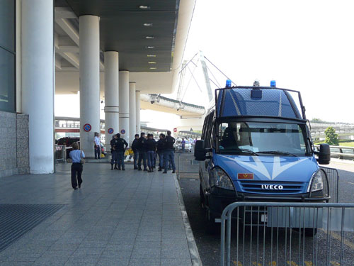 Il dispiegamento di forze a Malpensa per l'arrivo del ministro dell'Interno Roberto Maroni