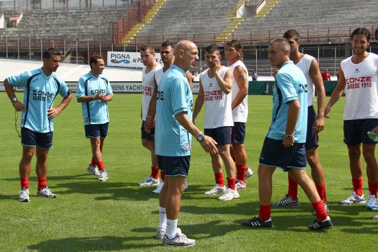 Lo staff tecnico e i giocatori alle prese con la prima sgambata