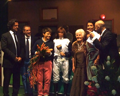 Un bouquet di carote per il cavallo premiato da Nonna Olga