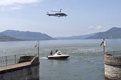 Due mezzi della polizia nautica in perlustrazione nelle acque del Maggiore