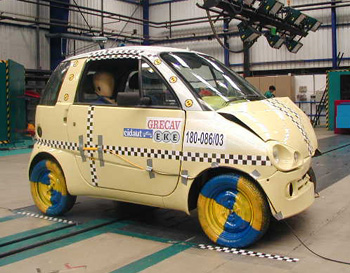 Una minicar pronta per il crash test sulla sicurezza