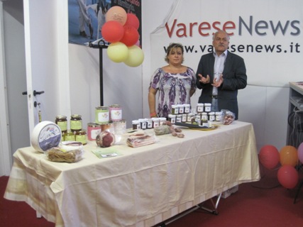 Graziella Volta e Giuseppe Marzagalli allo stand di VareseNews