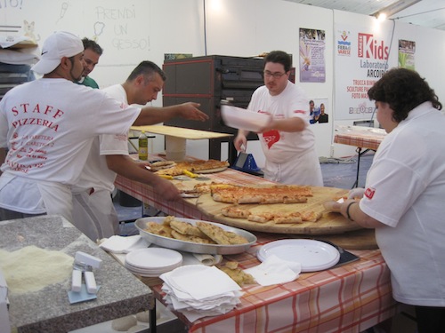 I pizzaioli al lavoro alla Fiera di Varese