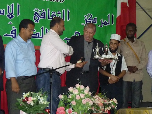 Sadok Hammami, portavoce del centro islamico stringe la mano al prevosto Don Maurizio Rolla