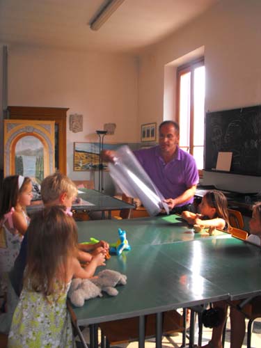 Corso di disegno per bambini alla Fonderia delle Arti di Gurone di Malnate (Varese)
