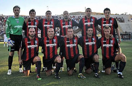 Una formazione del Crotone (foto di Antonino D'Urso)