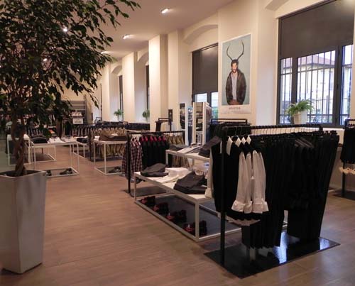 L'interno del fashion outlet Vertigo a Gmonio (Varese)