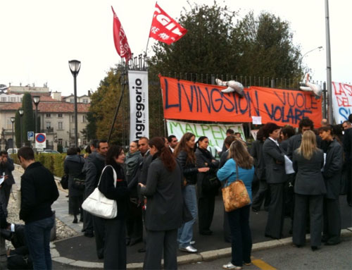 La protesta dei lavoratori Livingston davanti a Villa Recalcati