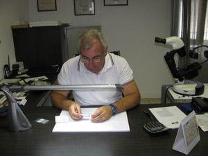 Remo Mondia nel suo laboratorio di Gallarate